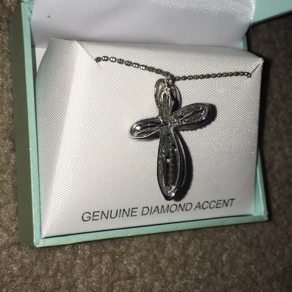 Black and silver cross necklace - Picture 4 of 4